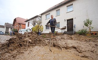 Mit Schaufeln versuchten die Erkelner, ihre Häuser und Gärten vom Schlamm zu befreien.  - David Schellenberg