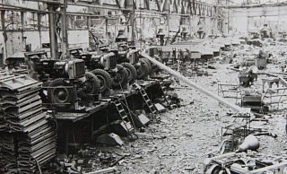 In Schutt und Asche: Beim Blick in die Produktionshallen der Weserhütte wird das Ausmaß des Bombenangriffes deutlich. - Foto: Stadtarchiv