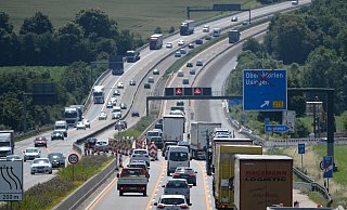 Augen auf im Straßenverkehr: Das sollte generell selbstverständlich sein. Doch erst recht im Bereich von Baustellen, wo es oft nur viel langsamer vorangehen darf. - Arne Dedert/dpa/dpa-tmn