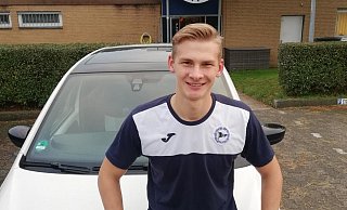 Stolzer Führerschein-Inhaber: Seit er volljährig ist, fährt Bjarne Pudel selbst zum Training der Arminia-Junioren. Als Kapitän der Bundesliga-U-19 darf er sich Hoffnungen auf einen Profivertrag machen. - Johnny Dähne Stolzer Führerschein-Inhaber: Seit er volljährig ist, fährt Bjarne Pudel selbst zum Training der Arminia-Junioren. Als Kapitän der Bundesliga-U-19 darf er sich Hoffnungen auf einen Profivertrag machen. - Johnny Dähne