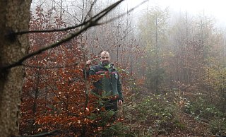 Förster Markus Uhr zeigt, wie der Wald im Wiehengebirge wieder aufgeforstet werden kann. Viele Baumarten haben sich auf der von Orkan Kyrill geschaffenen Lichtung von selbst angesiedelt. - Jörg Stuke