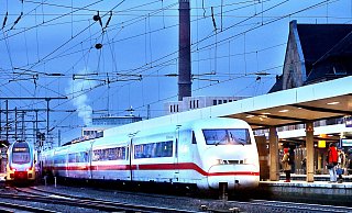 Ein ICE der Deutschen Bahn hält am Bielefelder Hauptbahnhof. - Sarah Jonek