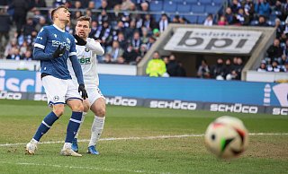 Der Bielefelder Joel Grodowski (l.) blieb auch im Heimspiel gegen Aue ohne jede Durchschlagskraft. - Oliver Krato