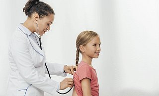 Demnächst müssen Eltern an den Wochenenden für den kinderärztlichen Notdienst nach Bielefeld oder Minden fahren. - picture alliance / imageBROKER