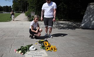 Joanna Steinmann Glogowski und Adrian Glogowski legen am Gedenkstein für Philipos Tsanis Blumen ab. - Jörg Stuke
