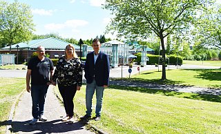 Von links: Der kaufmännische Leiter Ansgar Potthast, Verena Reimann (Geschäftsführerin Driburg Therme) und Michael Scholle (1. Beigeordneter) vor der Driburg Therme. - Stadt Bad Driburg