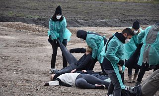 Die Filmproduktion „Try Us“ von Matthias und Maurice Kampmann aus Schloß Holte-Stukenbrock dreht mit 73 Komparsen aus SHS und Umgebung im Gewerbepark Senne die finalen Szenen für den Endzeit-Kurzfilm „Schimmer“. - Sigurd Gringel