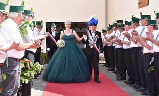 Die Altschützen jubeln Königin Brigitta Götte und König Michael Götte zu. - Privat