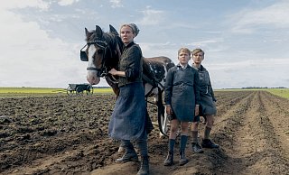 Szene aus „Amrum“: Tessa mit Nanning und Hermann bei der Feldarbeit auf der Insel. - Warner Bros