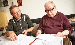 Ohne seinen Sohn Michael wäre Luis Conde-Lopez (r.) mit der Bürokratie überfordert. - Michaela Heinze