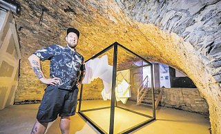 Während Libori zeigt Volker Heisener eine Ausstellung im Untergrund. Zu den Räumen gehört auch das Kellergewölbe aus dem 17. Jahrhundert. - Andreas Zobe