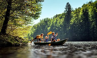 Erste Schläge für den Nachwuchs? Die Berounka ist ideales Terrain für Paddeleinsteiger - und familientauglich. - Jan Kasl/Czech Tourism/dpa-tmn