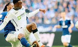 Zuletzt trafen Ilyas Ansah (rechts) und sein SC Paderborn 07 am 25. Spieltag der Vorsaison auf den FC Schalke 04. Die Partie endete damals 3:3. - dpa