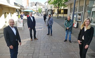 Bürgermeister Andreas Bee (v. l.), Juwelier Andreas Bose, Café-Besitzer Fatih Tanriverdi, Gastronom Manfred Kürpick und Daniela Freyer vom Fachbereich Wirtschaftsförderung bei der Stadt Bad Lippspringe freuen sich über die Hilfe der Stadt. - Klaus Karenfeld