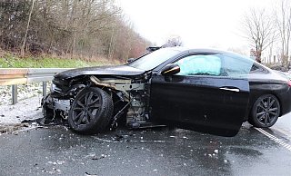 Der schwarze Mercedes Coupé war nicht mehr fahrbereit und musste abgeschleppt werden. - Polizei Höxter