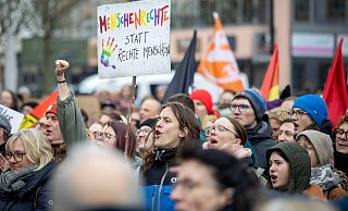 Schon im Februar hatten hunderte Menschen gegen eine AfD-Wahlkampfveranstaltung in der Paderborner City demonstriert, auch bei der aktuellen Kundgebung gibt es eine Gegendemo. (Archivfoto) - Niklas Tüns Schon im Februar hatten hunderte Menschen gegen eine AfD-Wahlkampfveranstaltung in der Paderborner City demonstriert, auch bei der aktuellen Kundgebung gibt es eine Gegendemo. (Archivfoto) - Niklas Tüns