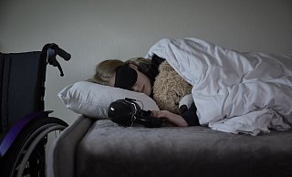 Viele ME/CFS-Erkrankte sind bettlägrig. Jede Anstrengung, jeder Sinnesreiz kann ihr Befinden verschlechtern. - Symbolfoto: Sergej Preis/Deutsche Gesellschaft für ME/CFS