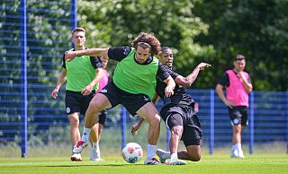 Arminia-Kapitän Mael Corboz (l.) hängt sich in den ersten Einheiten der neuen Saison voll rein. - Teresa Kroeger