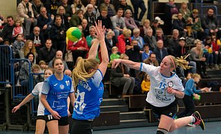 Voll durchgezogen vor voller Tribüne: Anne Kampmeier (r.) von EGB Bielefeld zieht gegen Kristin Meier vom TuS Brake ab. Mehr als 200 Fans verfolgten das Derby. EGB gewann dadurch eine Wette. - Andreas Zobe
