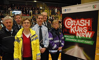Helfer vor Ort: Reinhard Graumann, Verkehrssicherheitsberater, Polizeihauptkommissar Thomas S.*), Notfallärztin Adelheid Spils ad Wilken, Polizeioberkommissar Andreas Drost, Ralf Schmitz, Leiter der Feuerwehr und Notfallseelsorgerin Sabine Schmitz. - Mareike Gröneweg