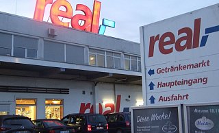 Einer der großen Verbrauchermärkte im Kreis Minden-Lübbecke ist der Real in Espelkamp an der General-Bishop-Straße. Auf dem Gelände befindet sich noch eine stark frequentierte Tankstelle, ein Getränkemarkt und ein Möbelhaus. - Karsten Schulz