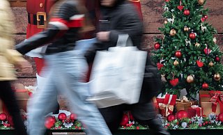 Mehr Geld für Weihnachtsgeschenke (Archivbild) - Anna Ross/dpa