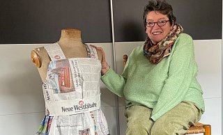 Christine Wendt hat ein Kleid aus NW-Zeitungen genäht - inklusive Reißverschluss und passendem Gürtel. - Shannon-Lee Bendig