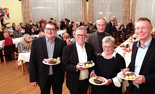 SPD-Bundestagsabgeordnete Stefan Schwartze, Bürgermeister Ulrich Rolfsmeyer, Fraktionsvorsitzender Ulrich Ewering, die Gemeindeverbandsvorsitzende Christiane Möller-Bach und Bürgermeisterkandidat Andreas Hüffmann. - Frank-Michael Kiel-Steinkamp