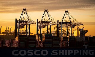 Ein Containerschiff der China Ocean Shipping Company (COSCO) wird am Containerterminal Tollerort der Hamburger Hafen und Logistik AG (HHLA) entladen. - Christian Charisius/dpa