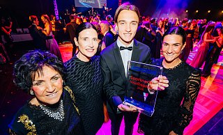 Luis Engelns freute sich beim Sportlerball nicht nur über den Nachwuchspreis, sondern auch über die Unterstützung seiner Oma Wichtrud (l.), seiner Mutter Susanne und seiner Tante Janina (r.). - Besim Mazhiqi