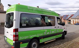 Der Bürgerbus erstrahlt in frühlingshaftem Grün. - Stadt Lichtenau