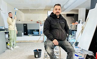 Georgios Pone und Anastasios Sales (l.) bauen das "Greeks" in der Obernstraße zum "4800" um. - Stefan Becker