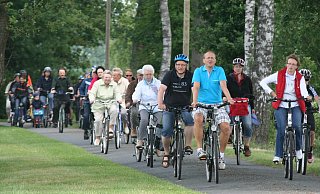 Auf vielen Nebenstraßen lässt es sich in Stemwede gut auch in der Gruppe Fahrradfahren, wie hier bei einem zurückliegenden Volksradfahren. Es gibt aber genauso Streckenabschnitte, wo Fahrradrouten entlang von Hauptstraßen ohne Radweg führen. - Sonja Rohlfing Auf vielen Nebenstraßen lässt es sich in Stemwede gut auch in der Gruppe Fahrradfahren, wie hier bei einem zurückliegenden Volksradfahren. Es gibt aber genauso Streckenabschnitte, wo Fahrradrouten entlang von Hauptstraßen ohne Radweg führen. - Sonja Rohlfing