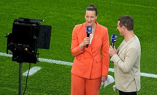 Die ARD mit TV-Expertin Almuth Schult und Moderator Alexander Bommes überträgt drei Achtelfinals - nicht allerdings das der DFB-Elf. - Michael Kappeler/dpa