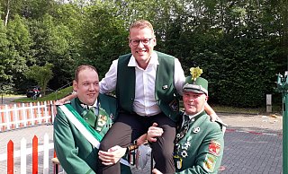 Umjubelt: Stefan Buschmeier ist der neue Schützenkönig in Dahl. - Privat