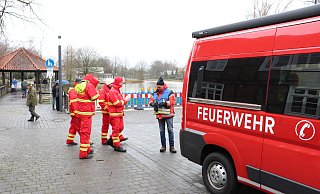Feuerwehr und DLRG sind zum Konrad-Adenauer-Platz ausgerückt, um von dort aus nach dem seit Rosenmontag vermissten Frank H. zu suchen. - Marion Pokorra-Brockschmidt