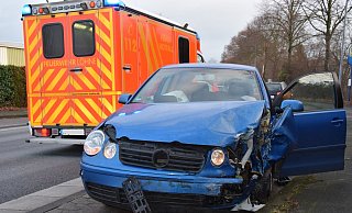 Beide Autos mussten abgeschleppt werden. - Polizei