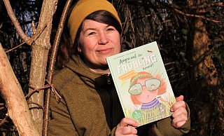 Doro Ahlemeyer verbringt gern Zeit in Nieheims "Bunten Land" - auch mit ihrem Frühlingsbuch für Kinder. - Madita Schellenberg