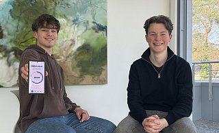 So könnte es später mal aussehen: Lukas Kaminski (links) präsentiert zusammen mit Jona Grothus ihre App-Idee QueueGo. - Pilipp Kersten So könnte es später mal aussehen: Lukas Kaminski (links) präsentiert zusammen mit Jona Grothus ihre App-Idee QueueGo. - Pilipp Kersten