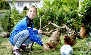 Fußballspielende Hühner? Alles ist möglich: Das hat Einlaufkind Johanna Höcker ja bei Arminia gesehen. - Peter Unger