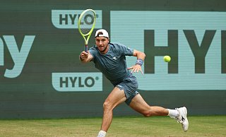 Jan-Lennard Struff trifft nun im Viertelfinale auf den Weltranglisten-Ersten Jannik Sinner. - Friso Gentsch/dpa