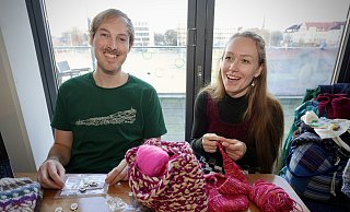 Marcel Bohnenkamp und Zoe Ponter engagieren sich in der Strickgruppe "Knit me up". - Peter Unger