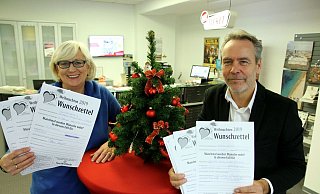 Doris Godesaer-Schiebel und Uwe Körtge von der Gütersloher NW-Geschäftsstelle in der Münsterstraße 46 halten hier einige der 770 Wunschzettel bereit. - Matthias Gans