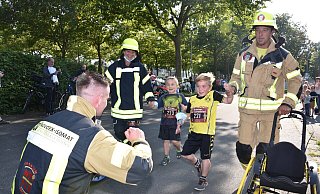 Die letzten 50 Meter ins Ziel wollten Torben und Felix nicht im Rollstuhl fahren, sondern selbst zu Fuß laufen. Für sie ein großer Kraftakt. - Thomas Kube