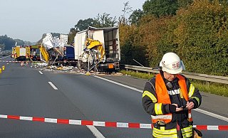 Zwei Lkw sind auf der A 2 im Kreis Gütersloh ineinander gekracht. - Andreas Eickhoff