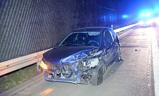 Auf dem Seitenstreifen der A2 steht der beschädigte Peugeot. - Andreas Eickhoff