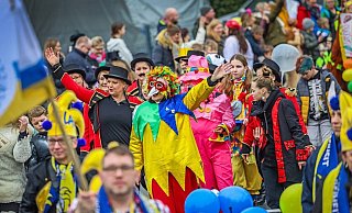 Karnevalsumzüge und bunte Verkleidungen gehören zu festen Ritualen an Karneval. - Sarah Jonek
