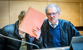 Der Hauptangeklagte (l. 20) - hier mit Anwalt Georg Schulze - soll mehrfach mit einem Messer auf das Opfer eingestochen zu haben; mutmaßlich um Rache für andere zu üben. - Sarah Jonek