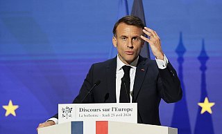 Der französische Präsident Emmanuel Macron fordert eine europäische Verteidigungsstrategie mit einer gemeinsamen Rüstungsindustrie und einer über Fonds der EU finanzierte beschleunigte Aufrüstung. - Christophe Petit Tesson/EPA POOL/AP/dpa