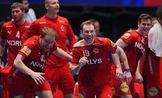 Die Dänen Simon Pytlick (l) und Mathias Gidsel (r) feiern reihenweise Erfolge im Nationalteam. - Soeren Stache/dpa